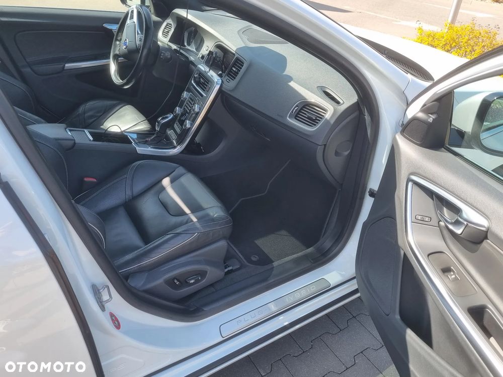 Volvo V60 D6 AWD Plug-in Hybrid R-Design Summum - 25