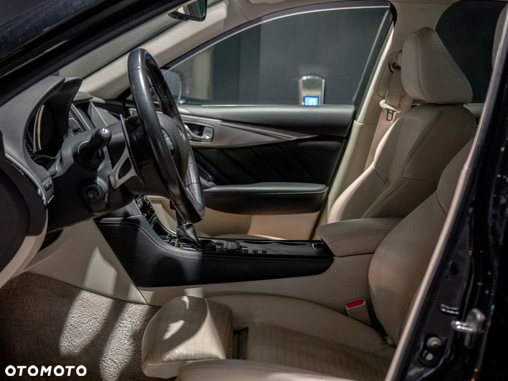 Infiniti Q50 Hybrid Sport Tech - 18