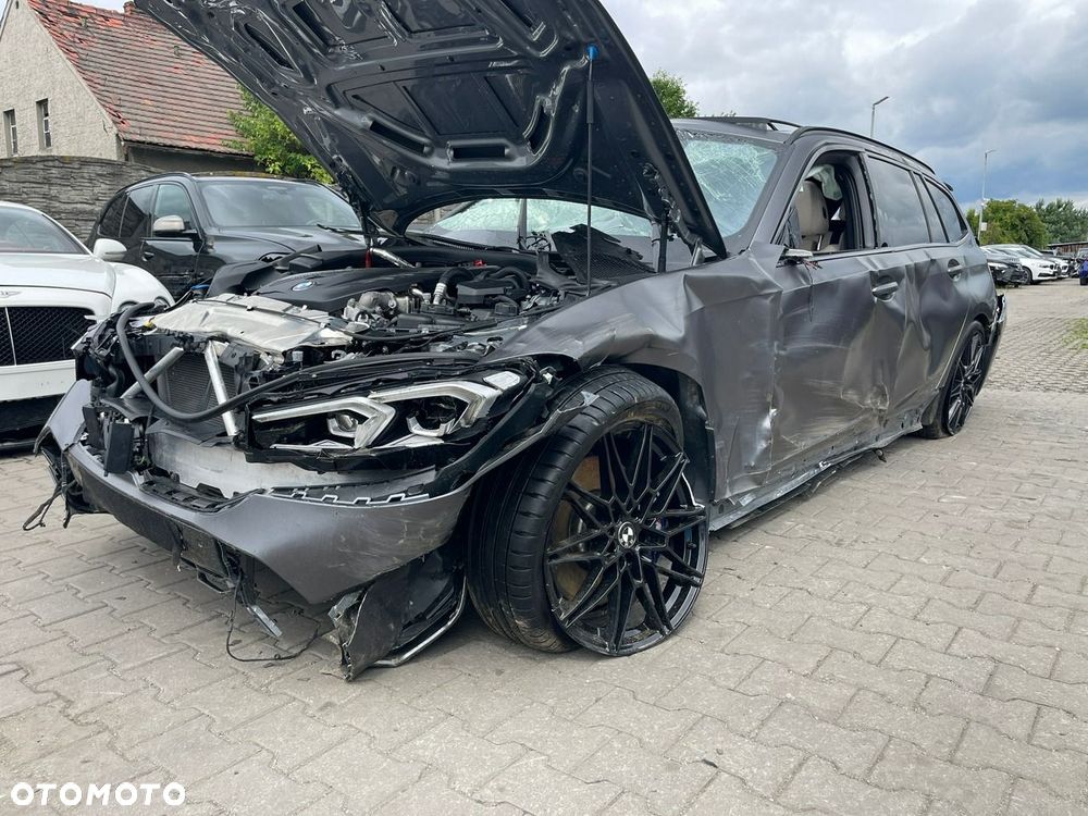 BMW 3 Series 2024 photo 3