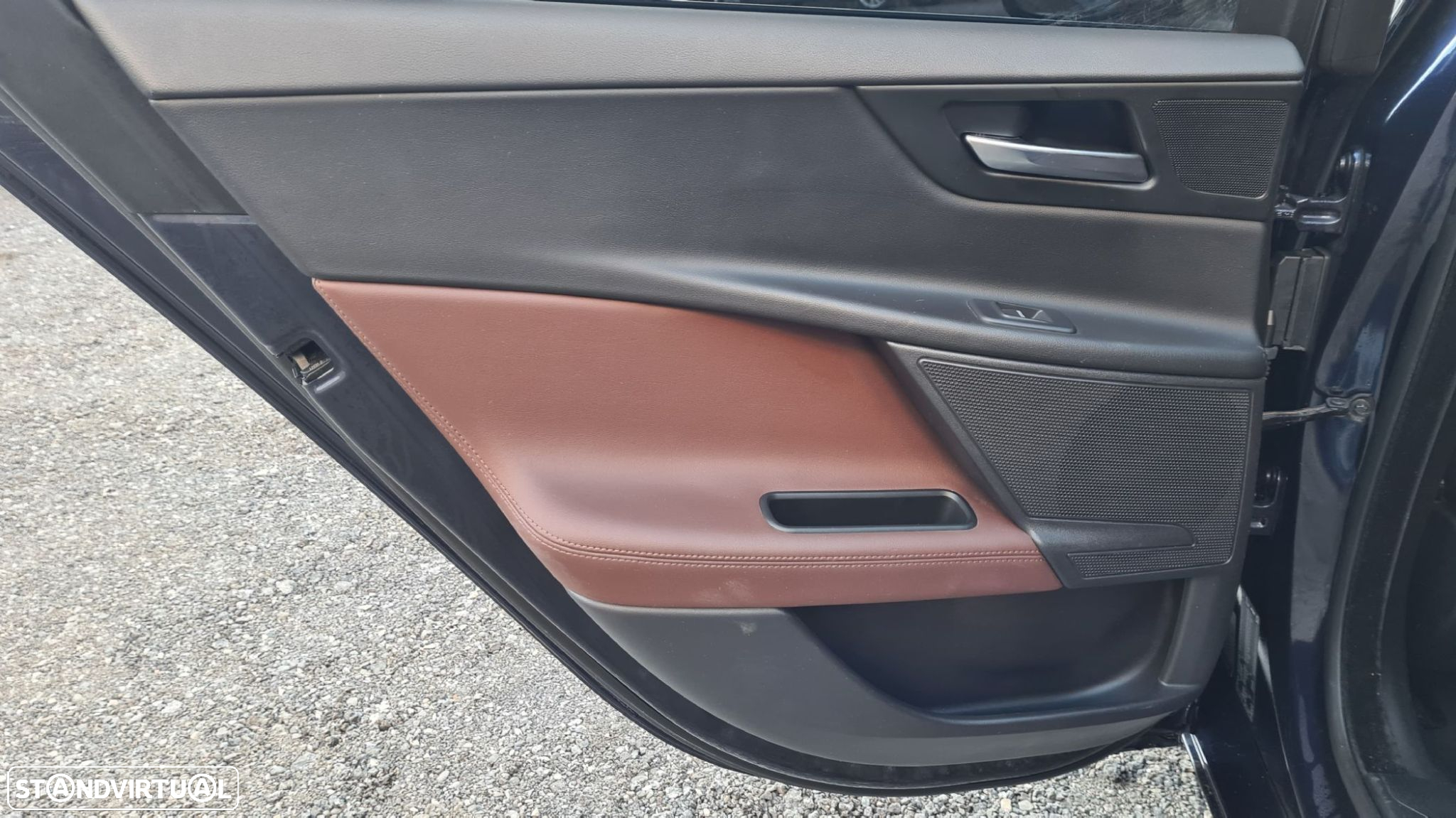Jaguar XE 2.0 D Prestige - 31