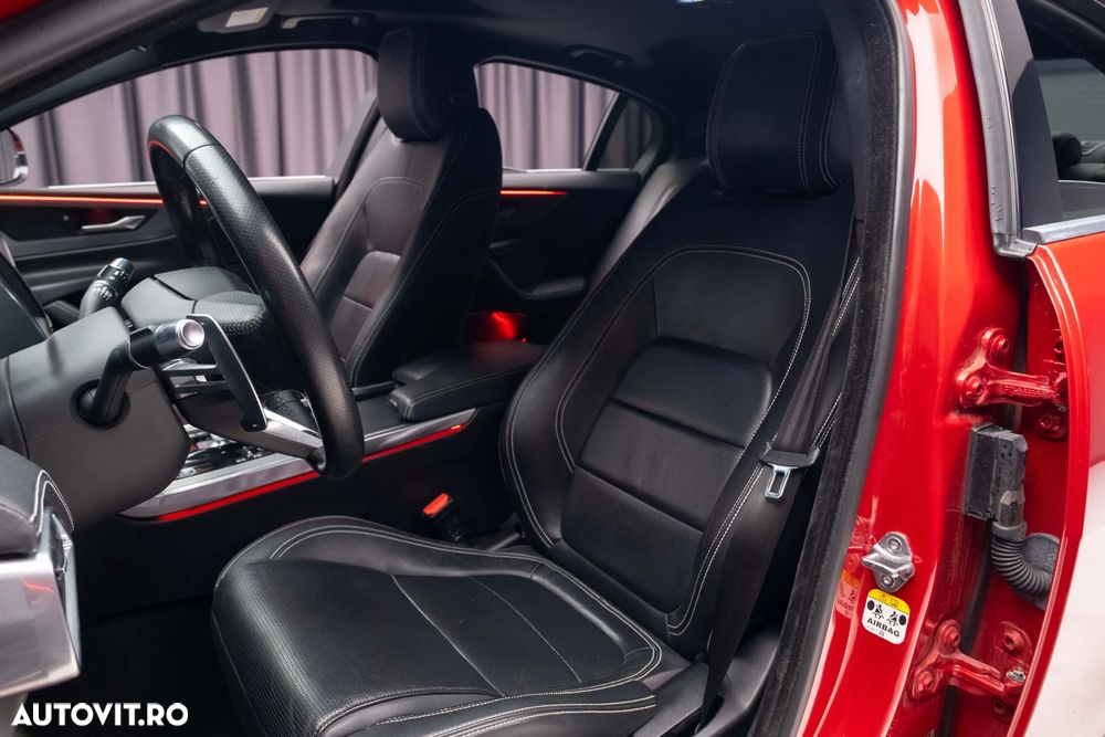 Jaguar XE 2.0 AWD Portfolio - 29