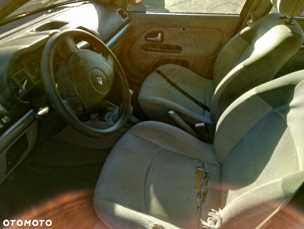 Renault Clio II FL (01-03.) 1.5 DCI 65KM. Silnik K9K704 Skrzynia JB3 980 lakier NV191.Cały na części. GWARANCJA !!! Przód Tył Zestaw Komplet Drzwi Klapa Zderzak Błotnik Maska Grill Atrapa Szyba Pas Lampa Lusterko Boczki Fotel Kanapa Kokpit Deska Rozdzielcza Przełącznik Włącznik Sterownik Przewody Wiązka Instalacja Moduł Komputer Czujnik Listwa Pompa Alternator Wtryski Głowica Rozrusznik Kompresor Sprzęgło Dwumas Silnik Skrzynia ABS Klimatyzacji Paliwa Wspomagania Kolektor Turbina Przepustnica Zawór Chłodnica Koło Hak Belka Sanki Zawieszenie Mcpherson Półoś Amortyzator Wydech Tłumik Zacisk Most - 6