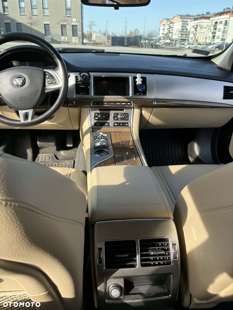 Jaguar XF 2.2 D Premium Luxury - 13