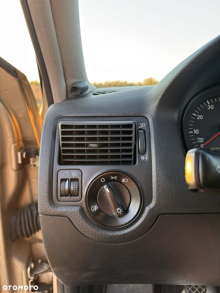 Volkswagen Golf 1.6 Q - 15