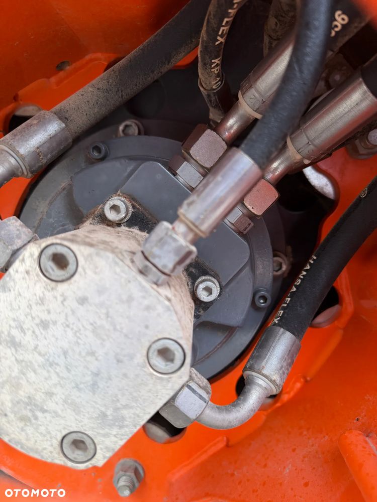 Hamm HD 8VV  Walec Terenowo Drogowy do Asfaltu z OBCINAKIEM BOCZNYM Hydraulicznym! 2 tony. Import Norwegia 2017 rok. 624 mtg. Silnik KUBOTA 3 cylindry. Maszyna nie różni się od Nowej z salonu! Serwisy w Dekra AKTUALNE 2026rok. Zero zniszczeń IGŁA !! Gotowy do długiej pracy. Po dużych serwisach eksploatacyjnych w Norwegii. Walec pochodzi z urzędu Komunalnego w Norwegii od pierwszego właściciela. Jego historia od nowości to lekkie inwestycje miejskie! Jedyna taka okazja! Bardzo mały walec a moc Potężna! Ani deka luzów i wycieków. OKAZJA. Zraszacze na dwa bębny. Ubijanie na dwa lub jeden bęben. Siła ubijania regulowana! - 20