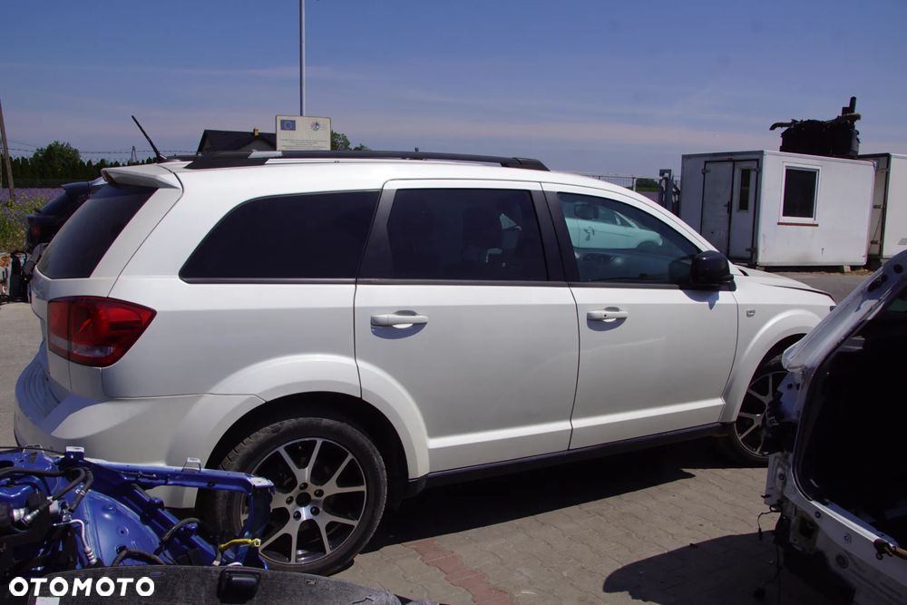 Auto na części - Fiat Freemont 2.0 MultiJet 170 KM 939B5000 62TE PWH 2014R Silnik Skrzynia Drzwi Maska Błotnik Klapa Zderzak Lampa Lusterko Klamka Szyba Deska Kokpit Sterownik Moduł Czujnik Licznik Wyświetlacz Panel Kierownica - 8