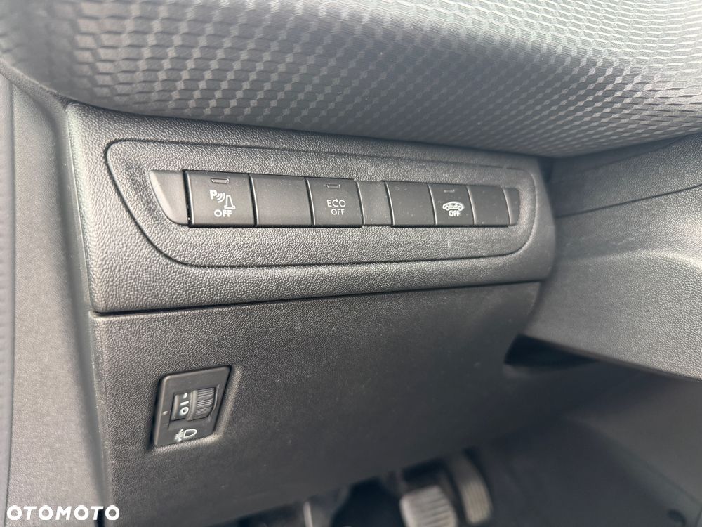 Peugeot 2008 1.2 Pure Tech Style S&S - 23