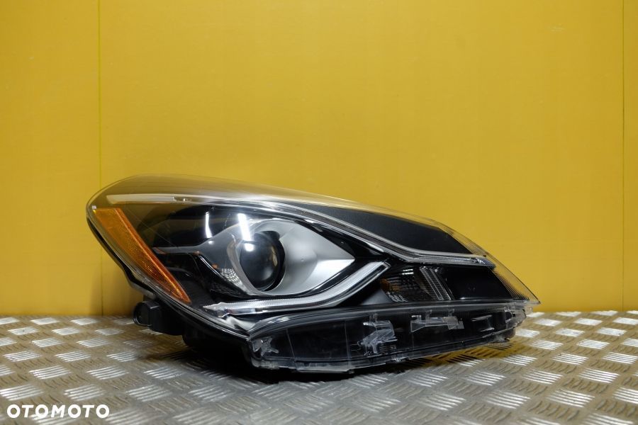 TOYOTA YARIS 2018 2019- REFLEKTOR LAMPA ZWYKŁA SOCZEWKOWA Z LED R USA - 1