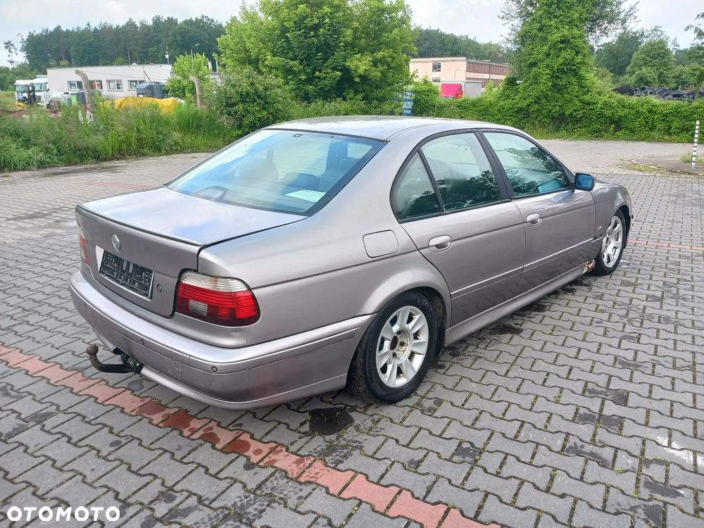 BMW E39 Lift M pakiet 3.0 diesel maska drzwi prawe lewe szyba zderzak błotnik klamka lusterko Aspensilber Mettalic 339/7 skrzynia automat GS20 szyba podsufitka z szyberdachem fotele skórzane mcpersony belka bak pompka paliwa panel hak czujniki parkowania lampa pompka paliwa pływak przewody most półoś wał dyfer belka sanki listwa osłona atrapa NA CZĘŚCI WSZYSTKIE CZĘŚCI - 6