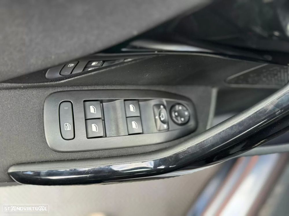 Peugeot 2008 1.2 PureTech Signature - 8