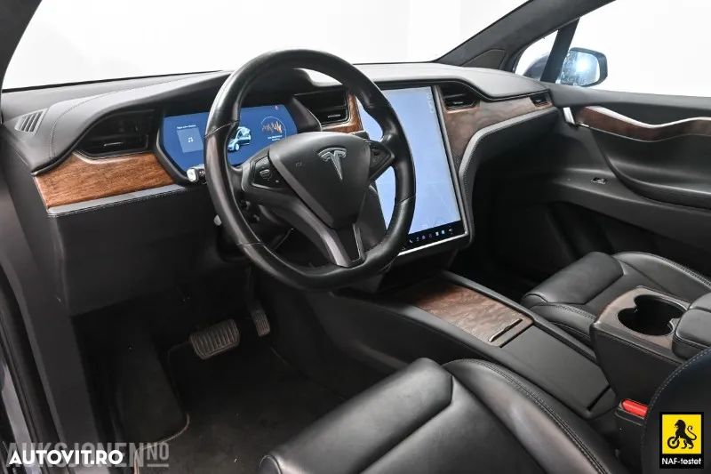 Tesla Model X - 3