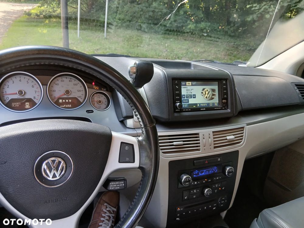 Volkswagen Routan - 3