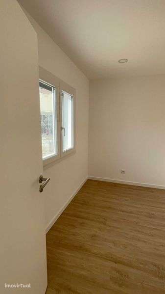 T2 térreo com pátio e parqueamento privado, Pinheiro de Loures, Loures - Grande imagem: 4/11