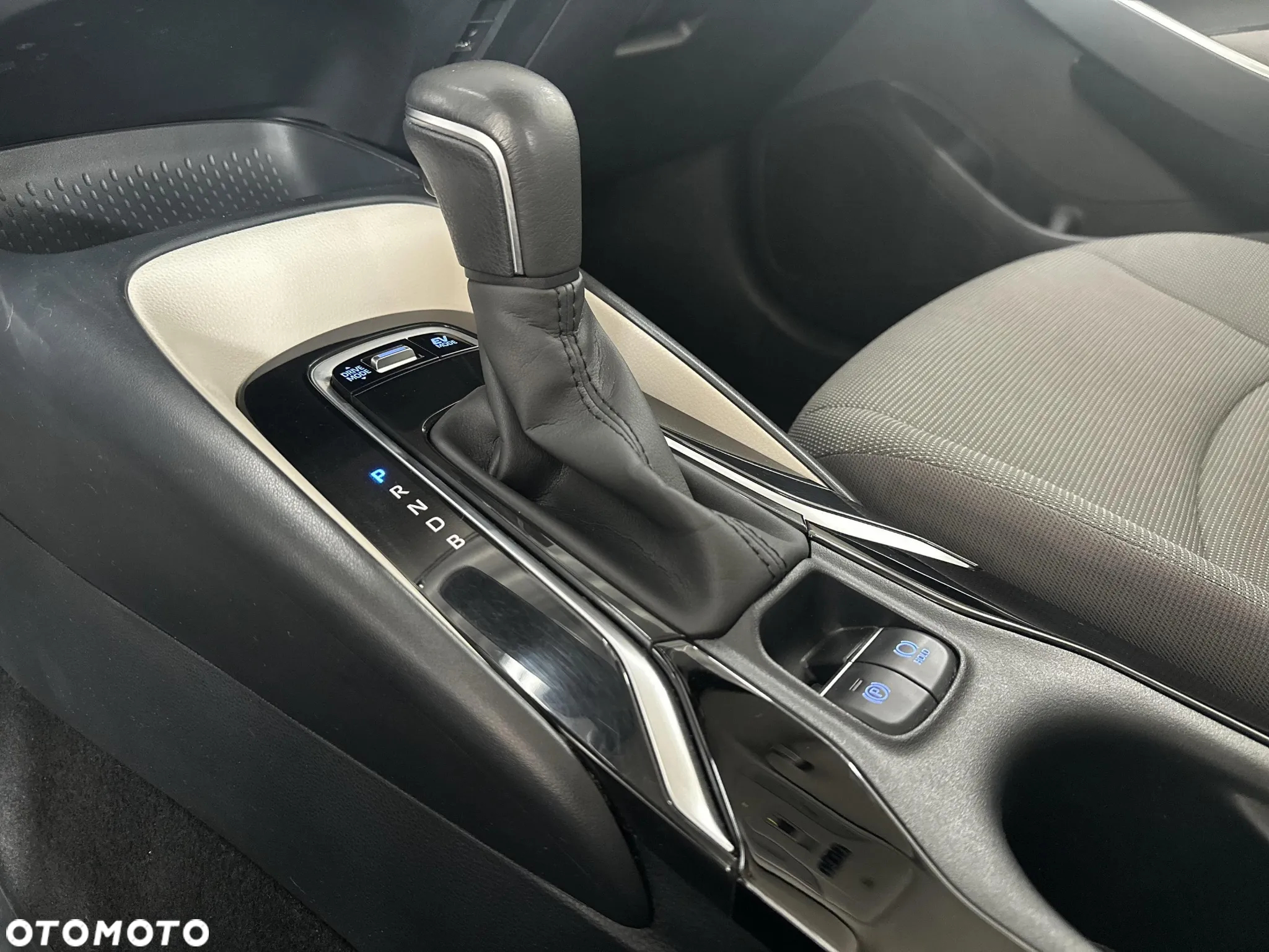 Toyota Corolla 1.8 Hybrid Comfort - 22