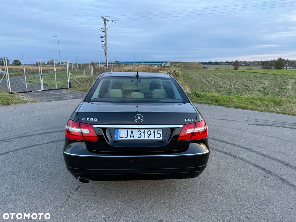Mercedes-Benz Klasa E 250 T BlueEFFICIENCY 7G-TRONIC Avantgarde - 4