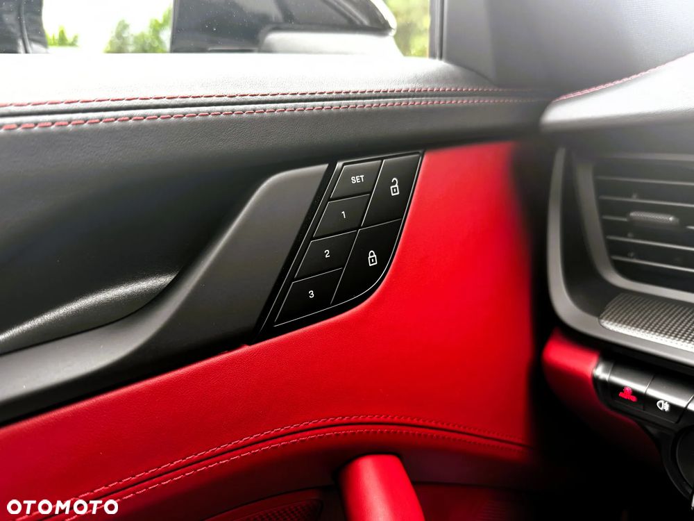 Porsche 911 Carrera 4 GTS - 20