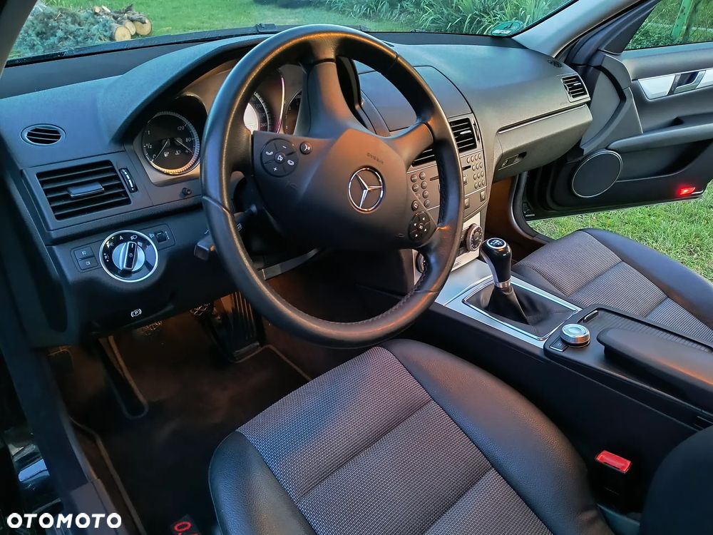 Mercedes-Benz Klasa C 180 CGI BlueEff Avantgarde - 19