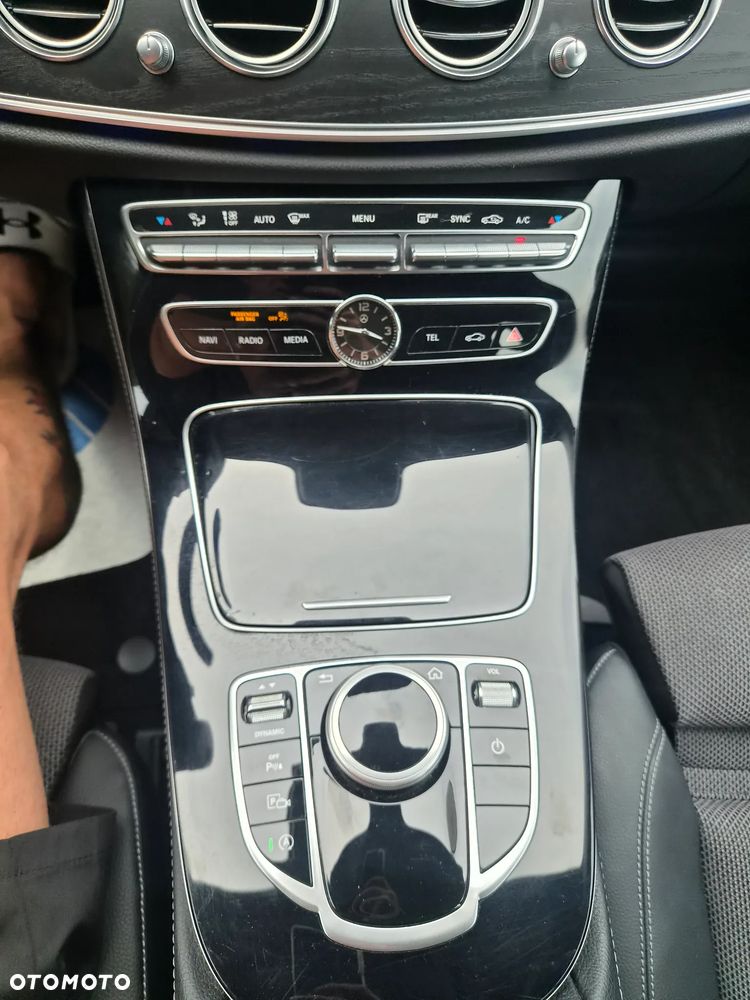 Mercedes-Benz Klasa E 200 4Matic 9G-TRONIC Avantgarde - 16