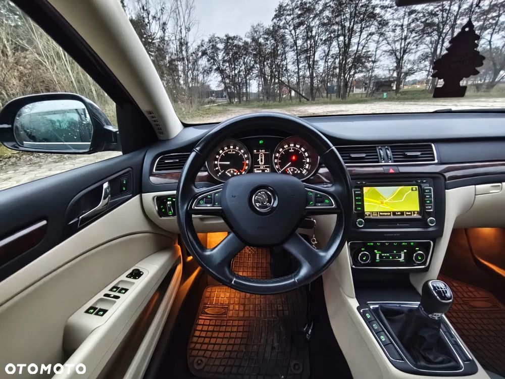Skoda Superb 2.0 TDI PD Elegance - 32