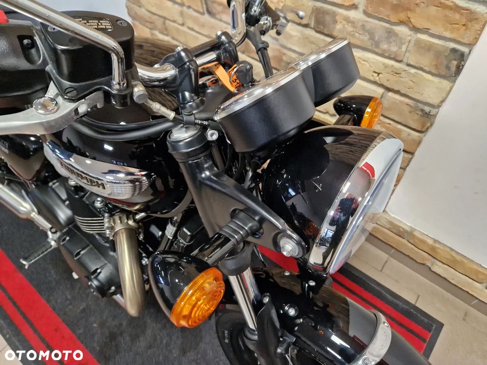 Triumph Bonneville - 24