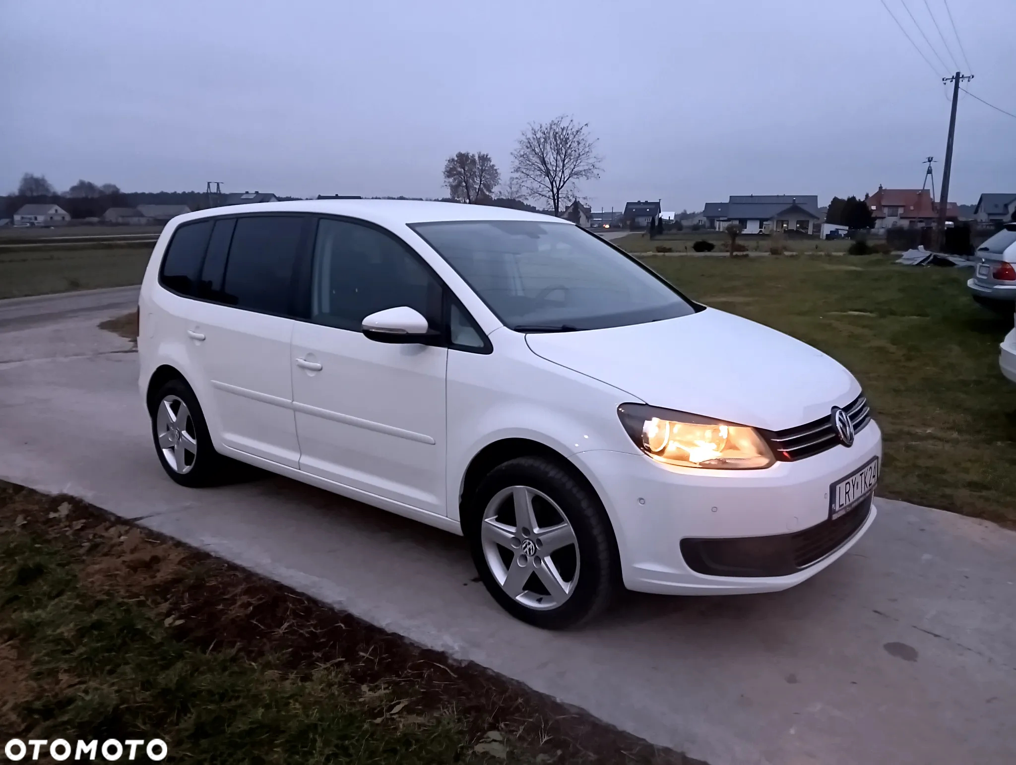 Volkswagen Touran 2.0 TDI DPF BlueMotion Technology DSG Comfortline - 2