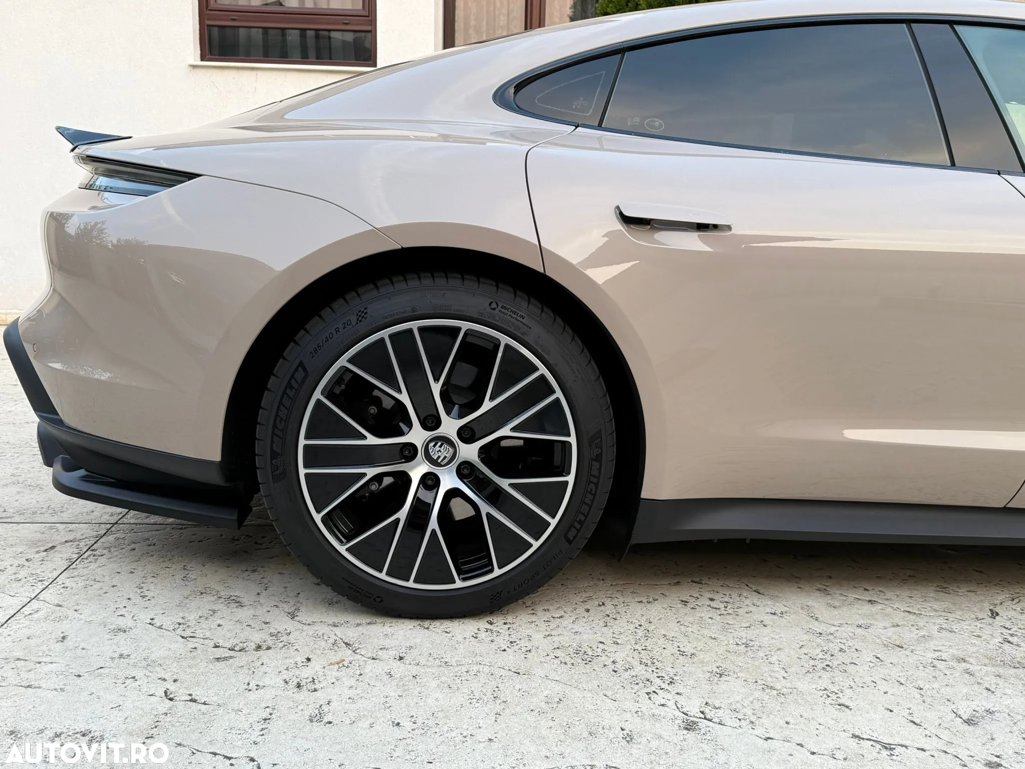 Porsche Taycan - 7