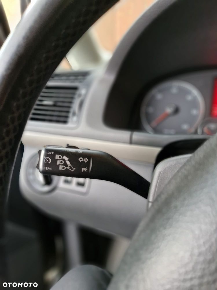 Volkswagen Touran 2.0 TDI DPF Cross - 9