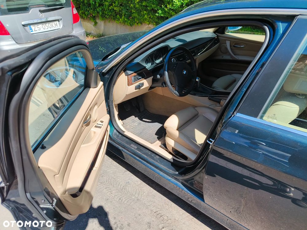 BMW Seria 3 325i - 25