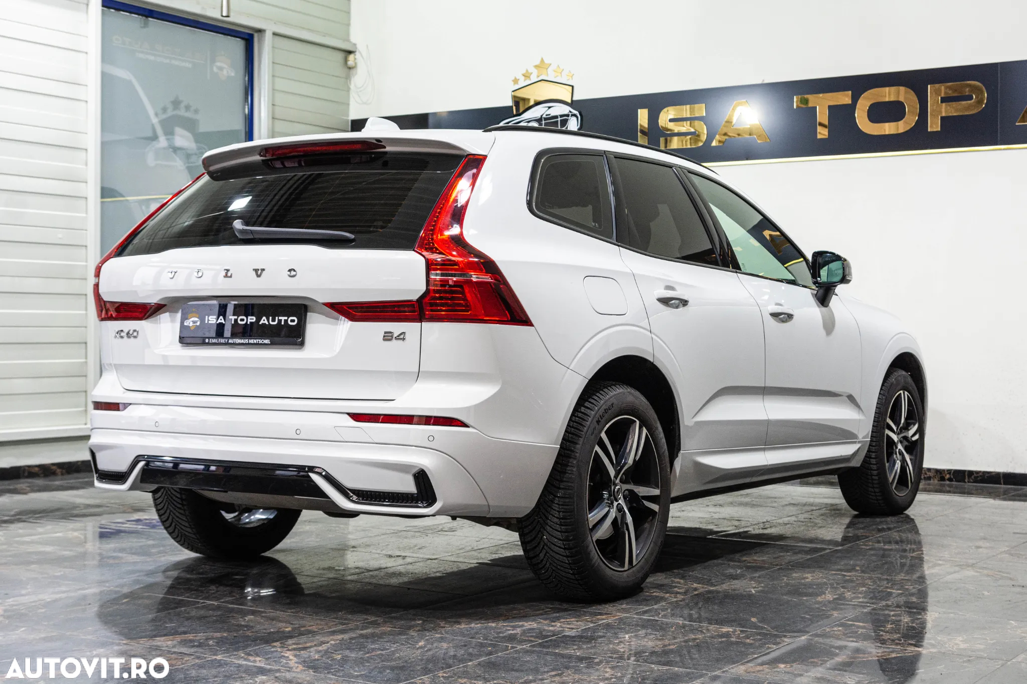 Volvo XC 60 B4 MHEV AT FWD Plus Dark - 32