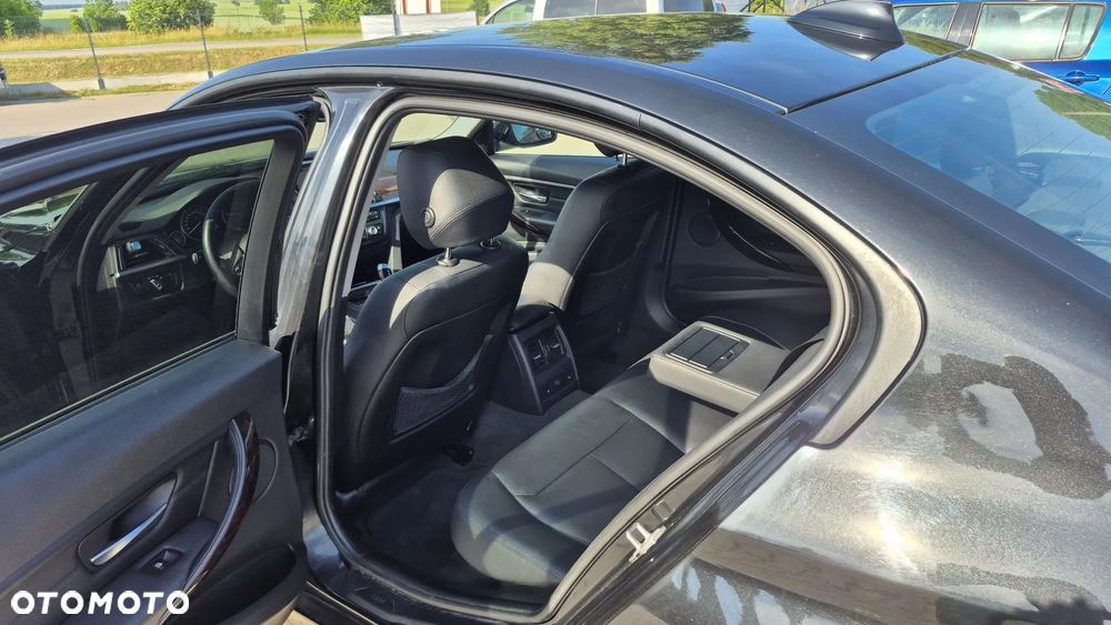 BMW Seria 3 328i xDrive - 16