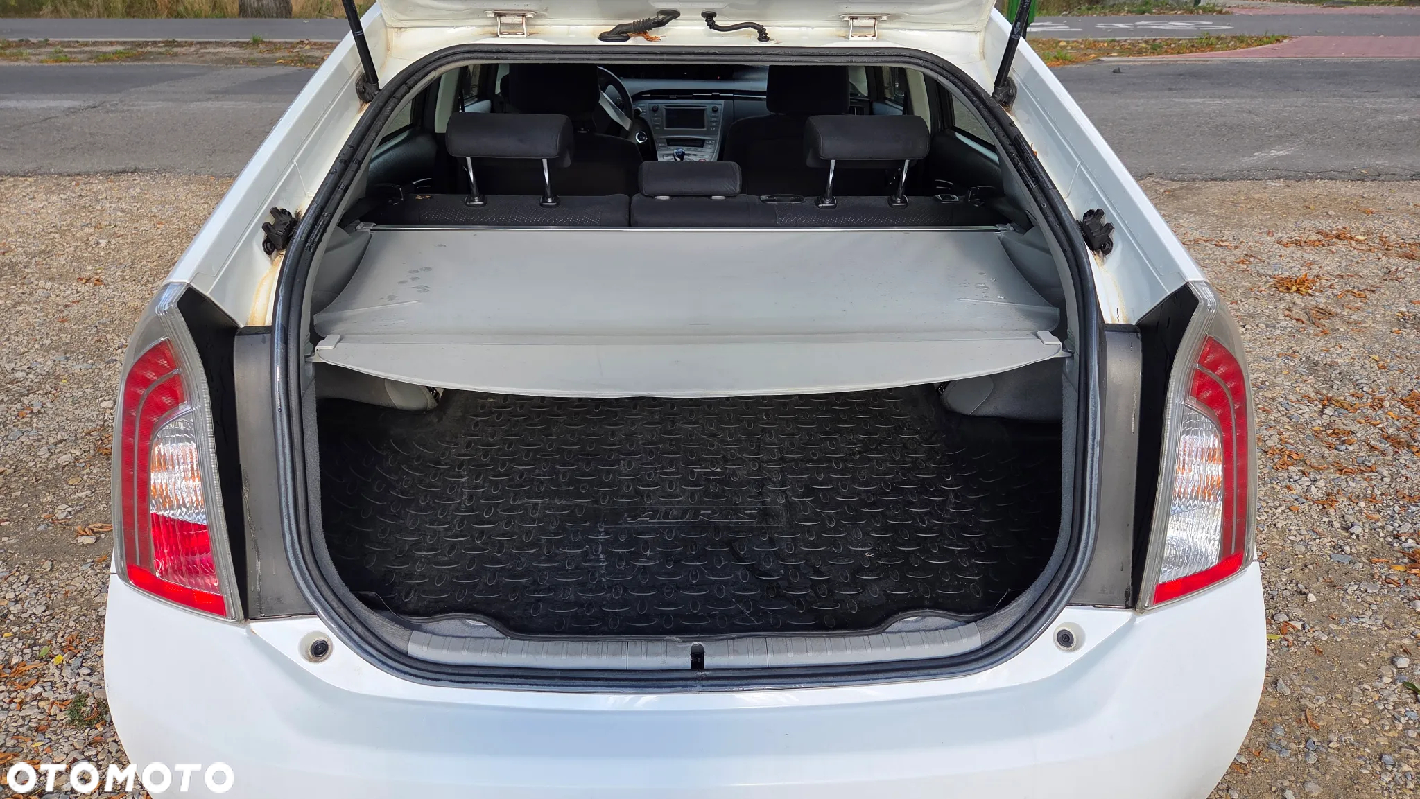 Toyota Prius (Hybrid) Comfort - 13