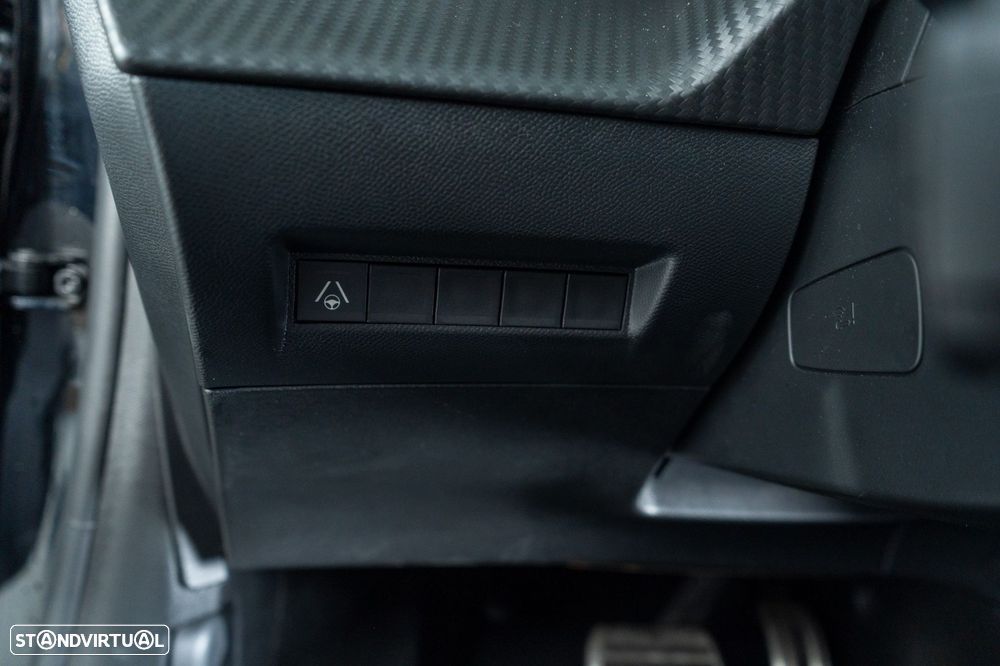 Peugeot 208 1.2 Hybrid GT e-DCS6 - 33