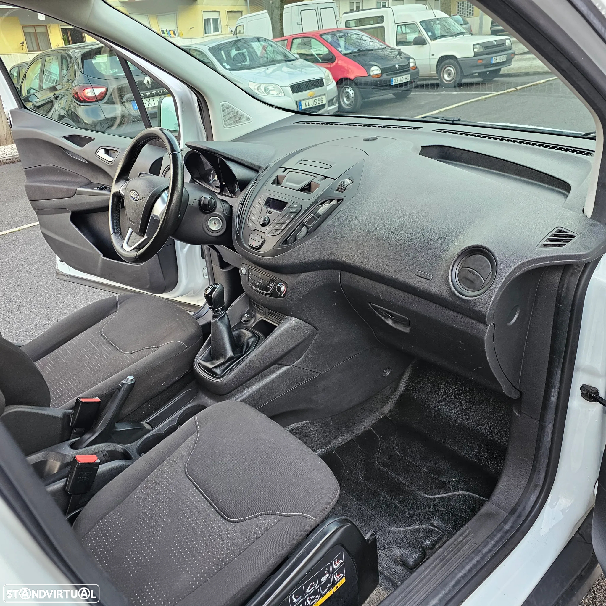 Ford Transit Courier - 23
