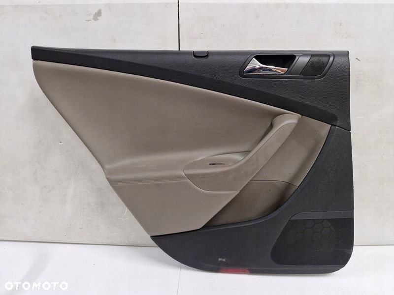 VW PASSAT B6 KOMBI BOCZEK DRZWI LEWY TYŁ TYLNY TAPICERKA SKÓRA ROLETA - 1