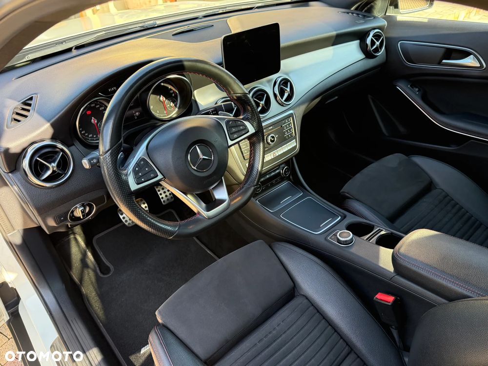 Mercedes-Benz GLA 220 4-Matic AMG Line - 12