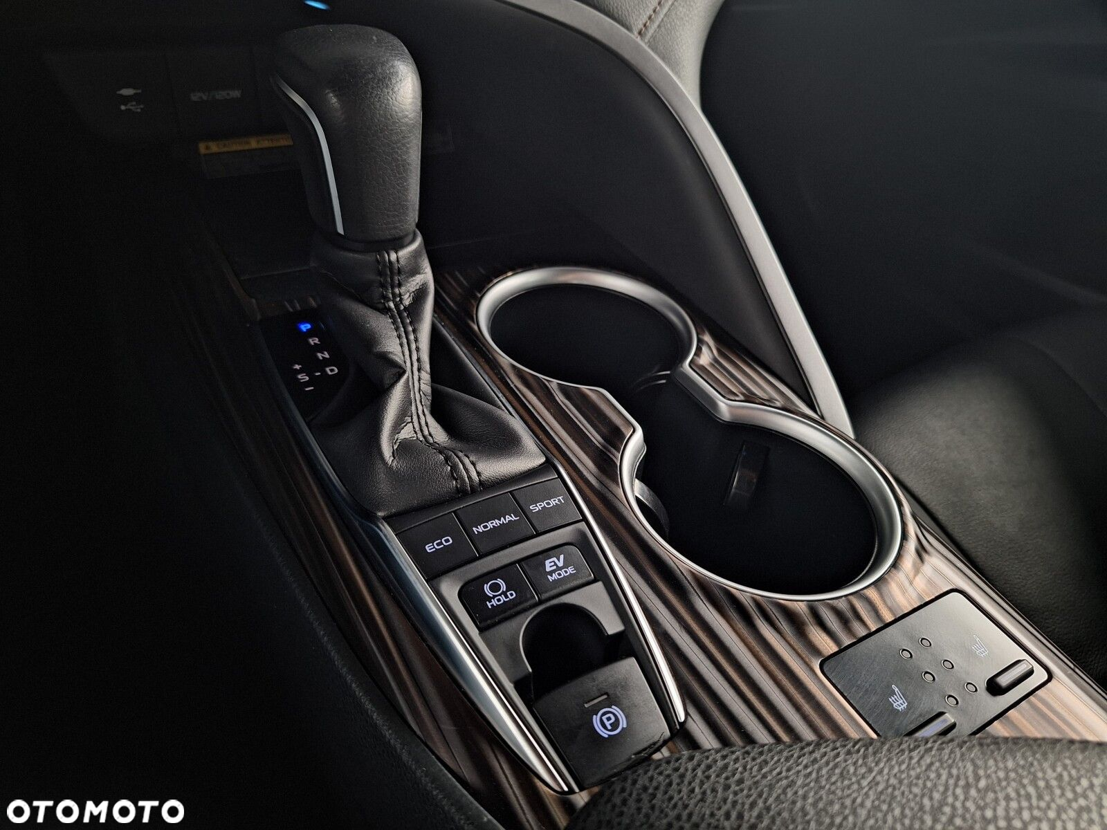 Toyota Camry 2.5 Hybrid Executive CVT - 27