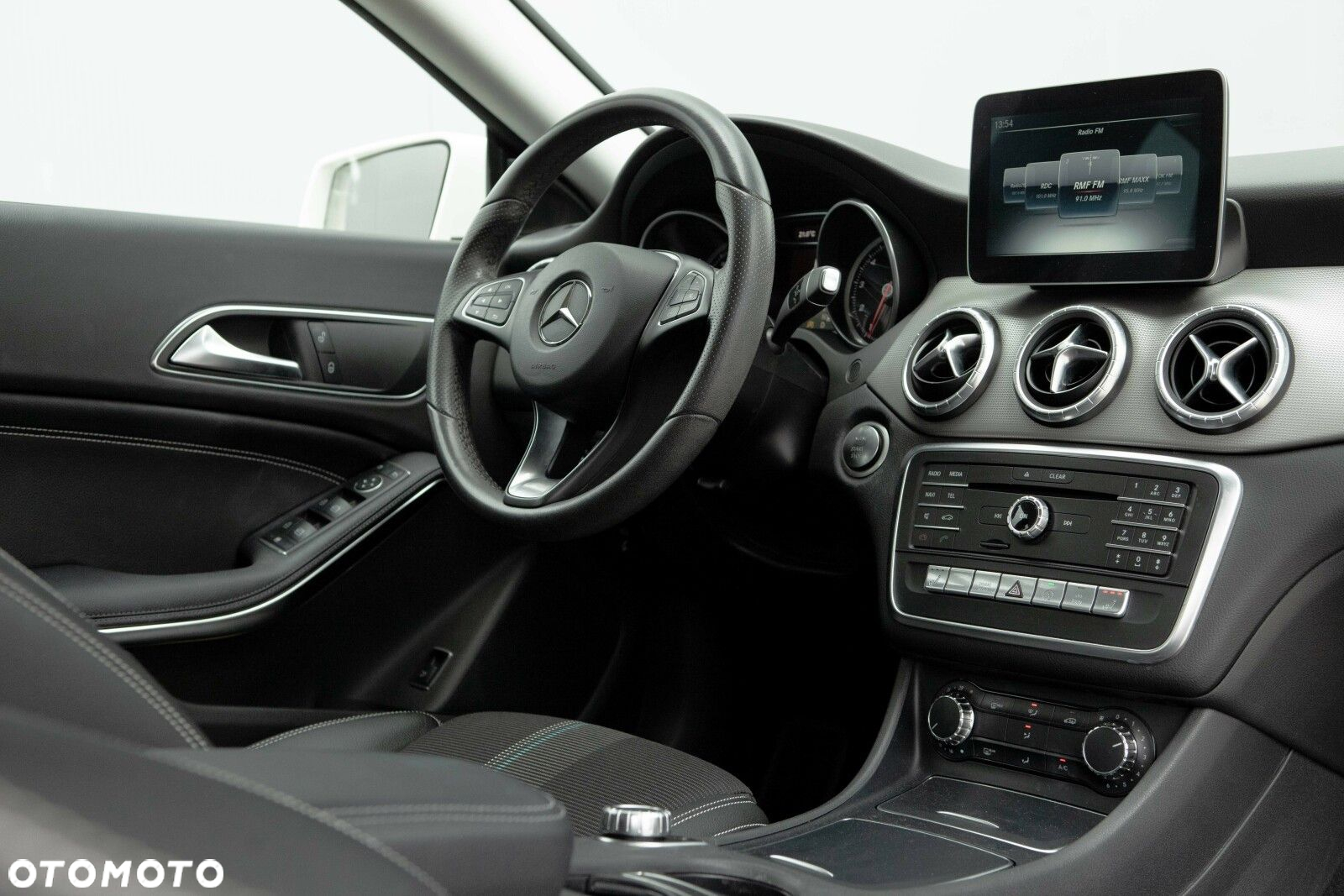 Mercedes-Benz CLA 180 7G-DCT - 25