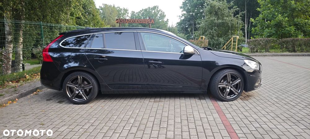 Volvo V60 D3 R-Design - 2