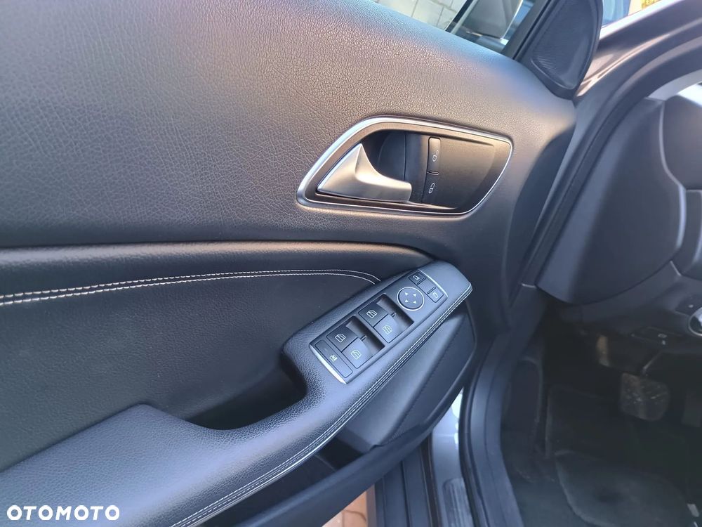 Mercedes-Benz GLA 200 7G-DCT - 12