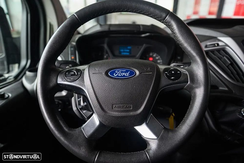 Ford Transit Custom Adaptada p/ 3 cadeiras de rodas - 41