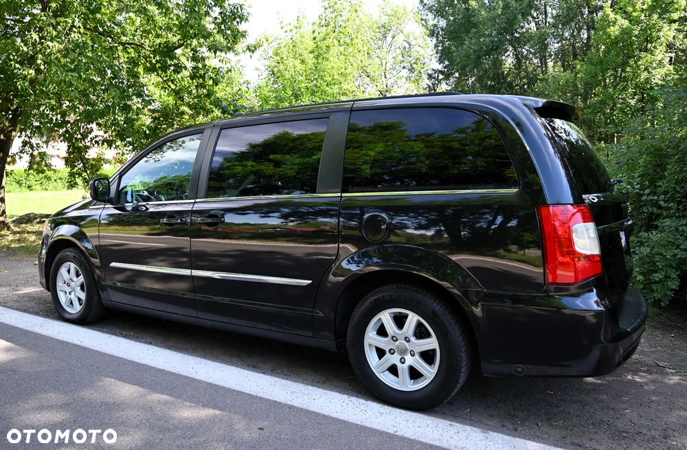 Chrysler Town & Country - 8