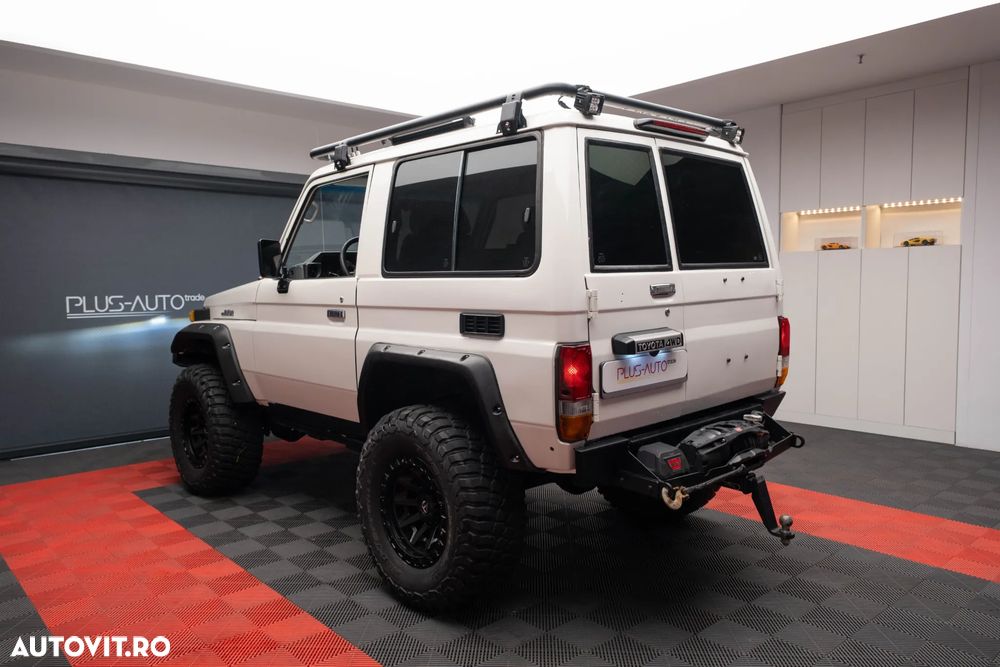 Toyota Land Cruiser - 38