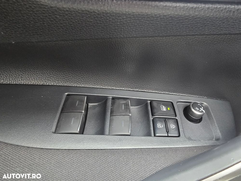 Toyota Corolla 1.8 HSD Business - 17