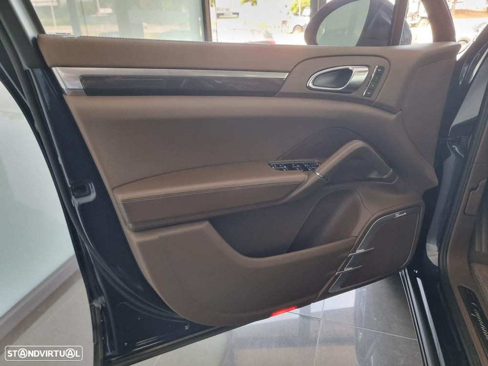 Porsche Cayenne Turbo - 20