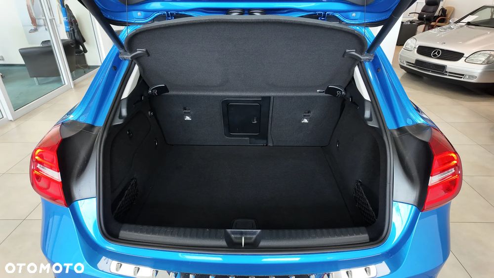 Mercedes-Benz GLA 250 4Matic 7G-DCT UrbanStyle Edition - 16