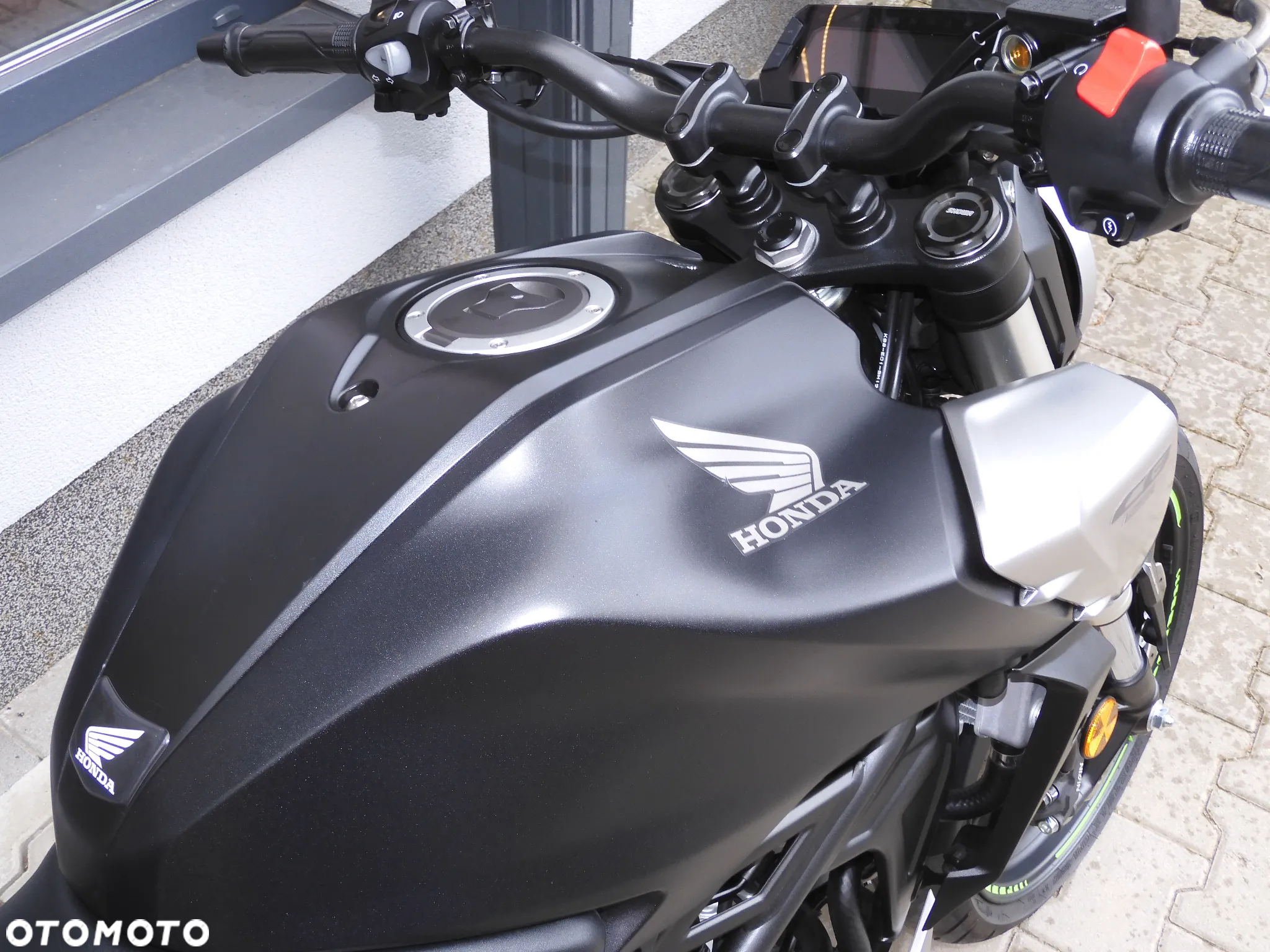 Honda CB - 12