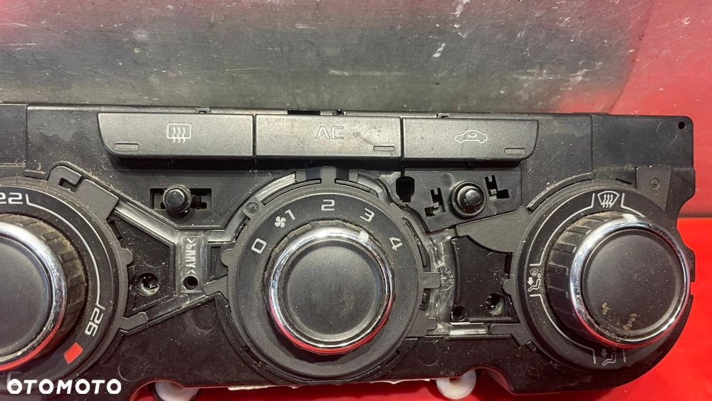 PANEL NAWIEWU KLIMATYZACJI SKODA OCTAVIA II  3T0820047H - 3