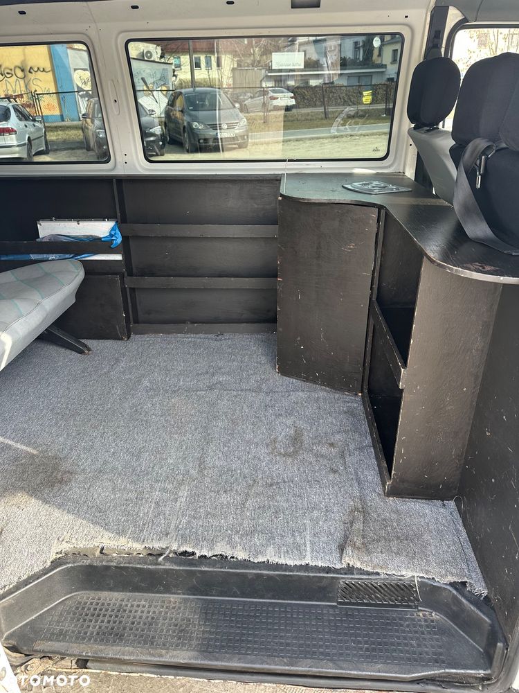 Volkswagen Caravelle - 2
