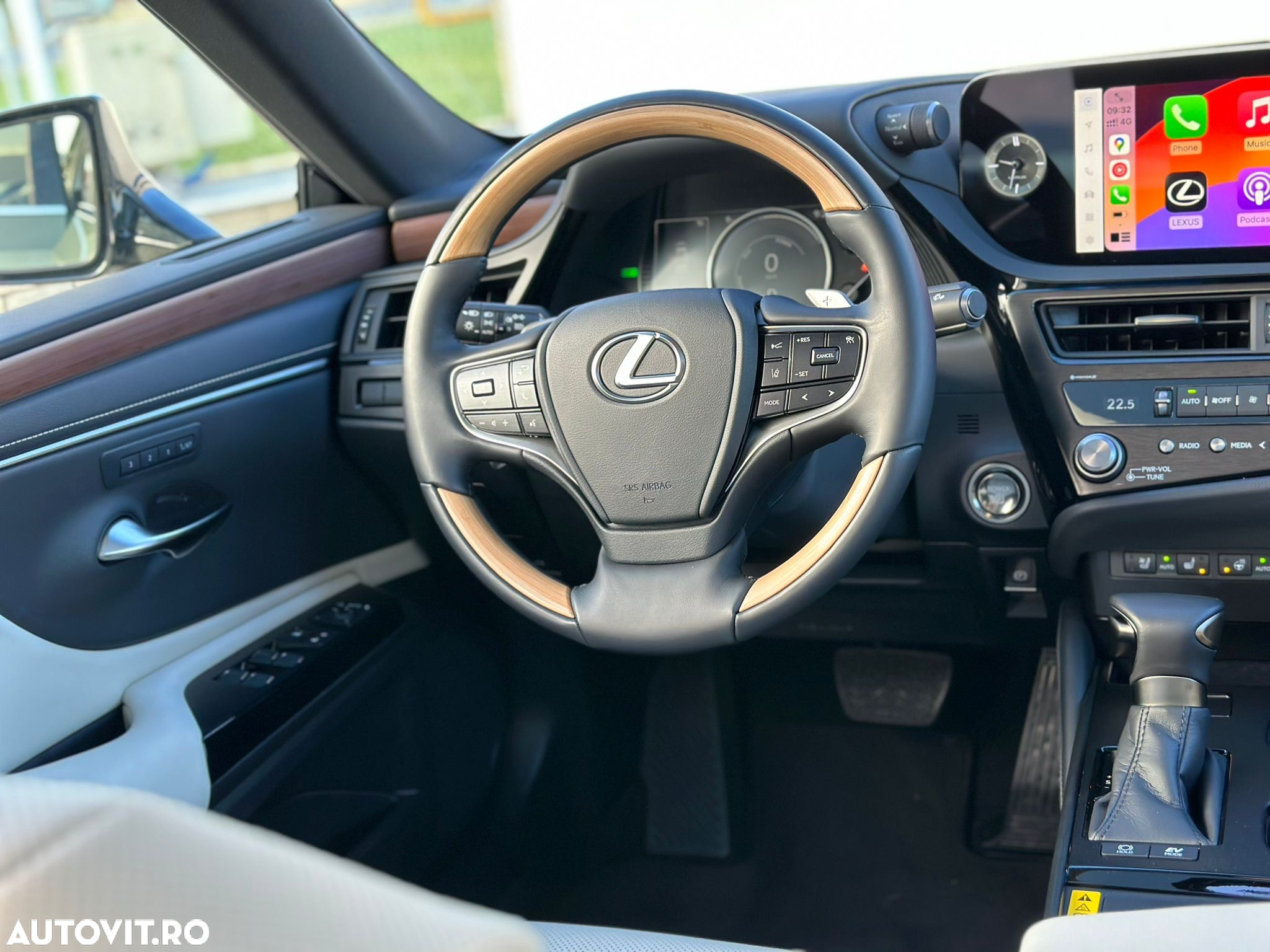 Lexus Seria ES 300h 2.5 TNGA HV 25H- 4X2 CVT Executive - 22