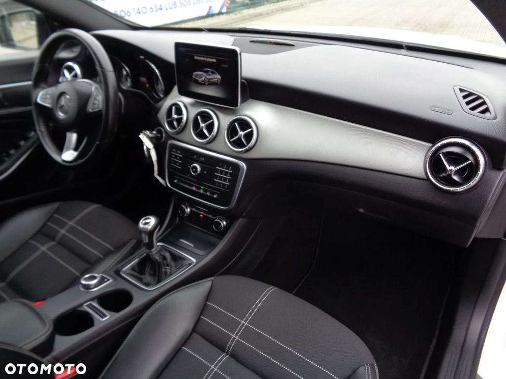 Mercedes-Benz CLA 180 Urban - 21